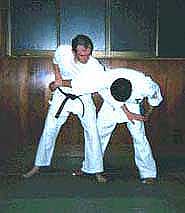 Photograph 3. Controlling the opponent's left hand, apply pressure to the Golgi receptors at the back of the tricep tendon (kyusho name hiji-tsume, TW-11), and