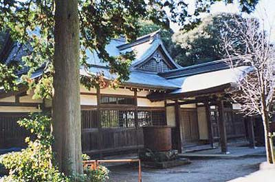 The dojo on the grounds of Kashima Jingu. Note the water tank in front, in case of fire. Photo by D. Klens-Bigman