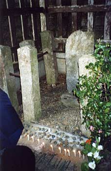 Tsukahara Bokuden's grave during the prayer ceremony. Photo by D. Klens-Bigman
